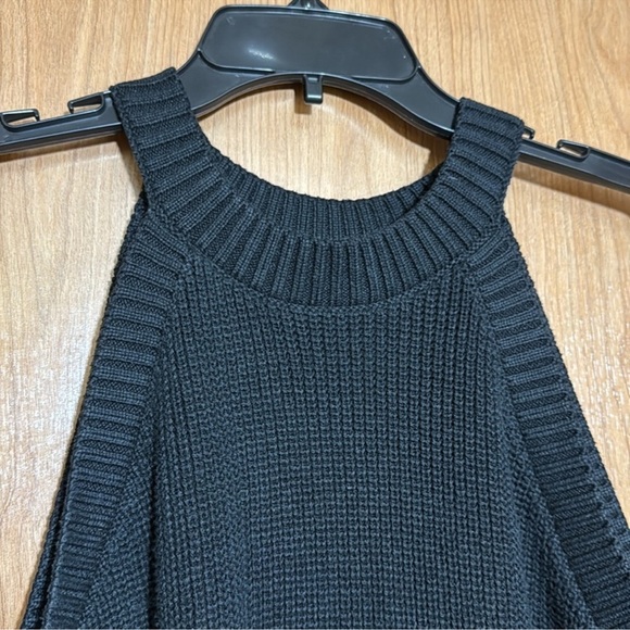 Old Navy Navy Blue Sleeveless Sweater size large - Picture 2 of 3